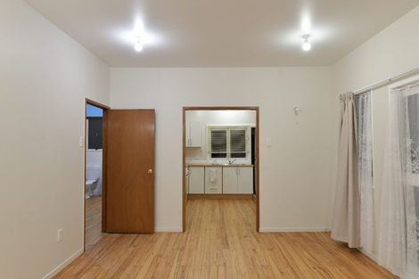Photo of property in 32 Te Atatu Road, Te Atatu South, Auckland, 0610