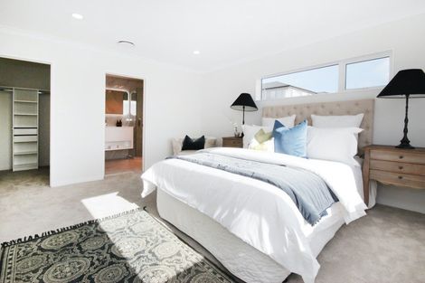 Photo of property in 16 Skulander Crescent, Orewa, 0931