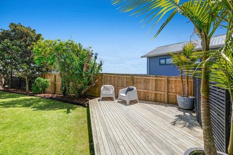 Photo of property in 2/136 Sunset Road, Unsworth Heights, Auckland, 0632