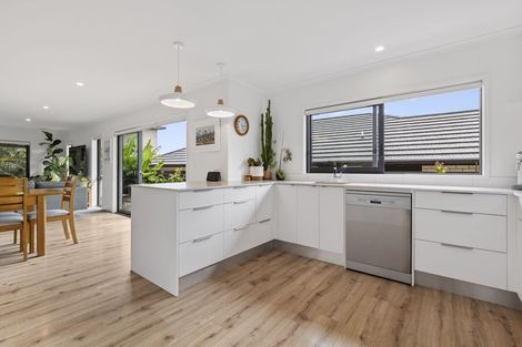 Photo of property in 8 Oakmont Crescent, Waiwhakaiho, New Plymouth, 4312
