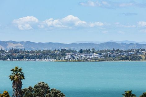 Photo of property in 2/7 Pounamu Place, Shelly Park, Auckland, 2014