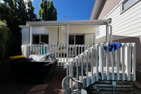 Photo of property in 21 Meadowood Drive, Unsworth Heights, Auckland, 0632