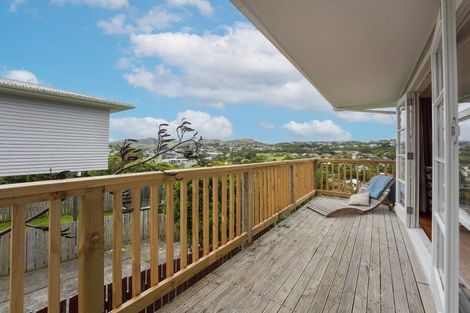 Photo of property in 1 Innes Way, Newlands, Wellington, 6037