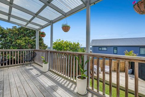 Photo of property in 2/136 Sunset Road, Unsworth Heights, Auckland, 0632