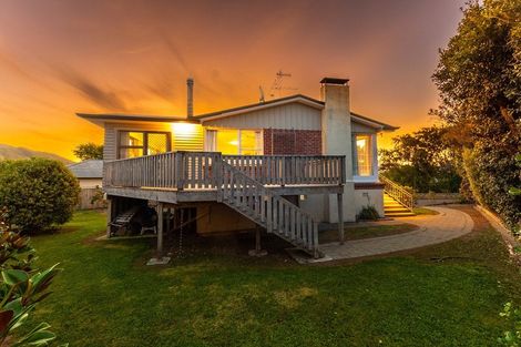 Photo of property in 16 Utauta Street, Waikanae, 5036