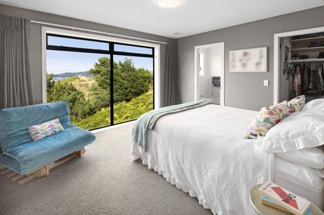 Photo of property in 16 Piper Way, Newlands, Wellington, 6037