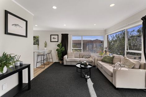 Photo of property in 2/14 Kingussie Place, Highland Park, Auckland, 2010