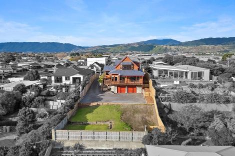 Photo of property in 128 Seaview Road, Paraparaumu Beach, Paraparaumu, 5032