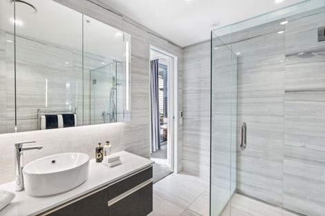 Photo of property in 6/585g Beach Road, Rothesay Bay, Auckland, 0630