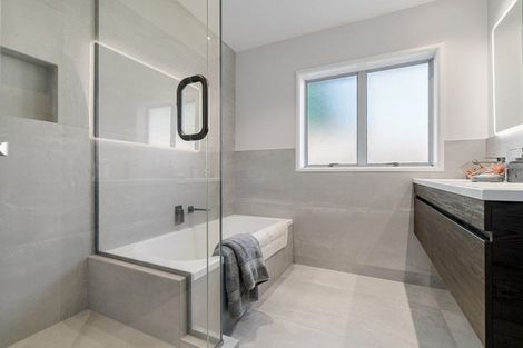 Photo of property in 8 Rarahu Place, The Gardens, Auckland, 2105