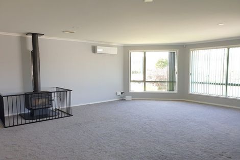 Photo of property in 2 Te Kauri Place, Helensville, 0800