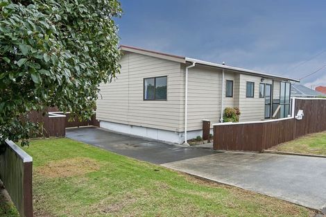 Photo of property in 2a Rixon Place, Te Atatu Peninsula, Auckland, 0610