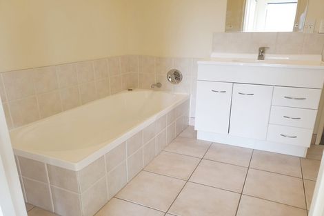Photo of property in 1/86 Fernhill Way, Oteha, Auckland, 0632