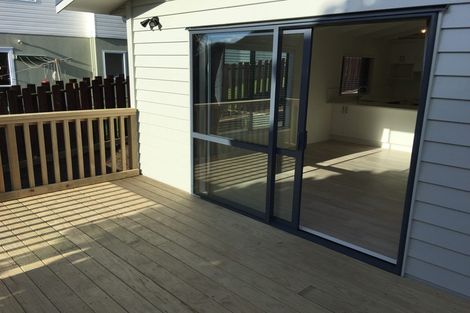 Photo of property in 2/48 Sunset Road, Unsworth Heights, Auckland, 0632