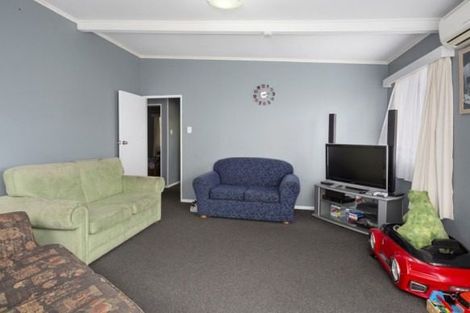 Photo of property in 8 Gahagan Way, Newlands, Wellington, 6037