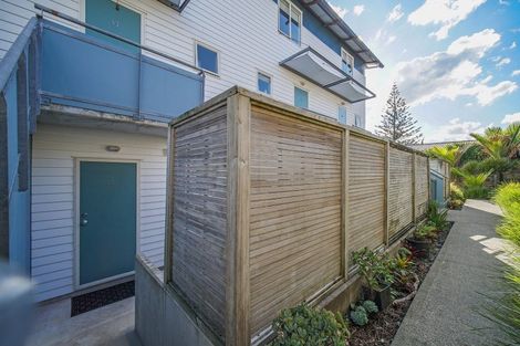 Photo of property in 2a/20 Ian Marwick Place, Birkenhead, Auckland, 0626