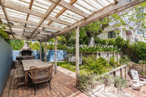 Photo of property in 210 Oriental Parade, Oriental Bay, Wellington, 6011