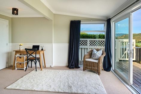 Photo of property in 9 Mana View Road, Paremata, Porirua, 5026