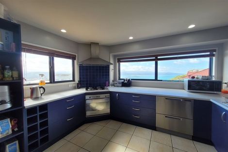 Photo of property in 28 Tamworth Crescent, Newlands, Wellington, 6037