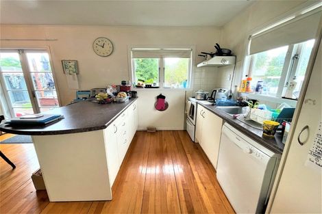 Photo of property in 27 Kervil Avenue, Te Atatu Peninsula, Auckland, 0610