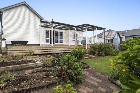 Photo of property in 132 Tukapa Street, Westown, New Plymouth, 4310