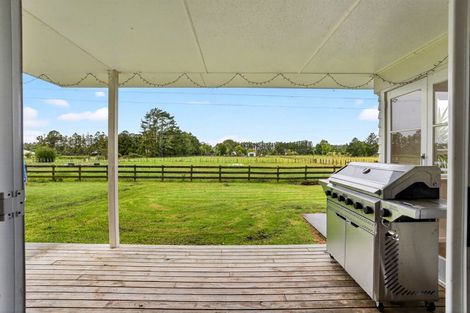 Photo of property in 61 Boord Crescent, Kumeu, 0891