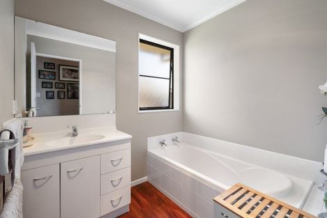 Photo of property in 36 Geneva Terrace, Kelvin Grove, Palmerston North, 4414