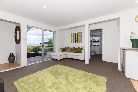 Photo of property in 33 Dawnhaven Drive, Te Atatu Peninsula, Auckland, 0610