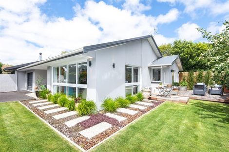 Photo of property in 10 Ladbrokes Place, Fendalton, Christchurch, 8052