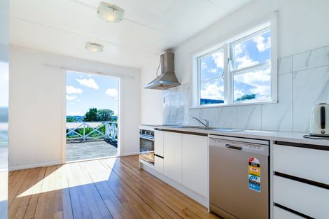 Photo of property in 18 Humphrey Kemp Avenue, Henderson, Auckland, 0612