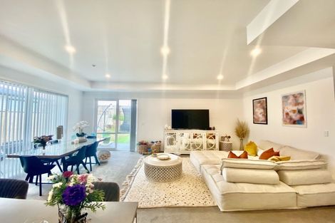 Photo of property in 71 Hayfield Way, Karaka, Papakura, 2113