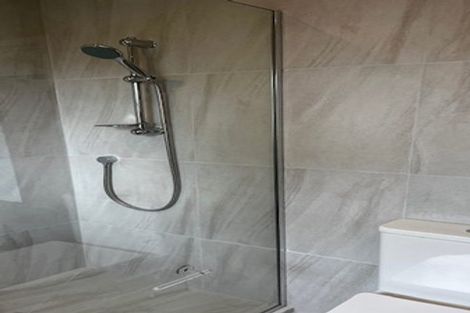 Photo of property in 2/3 Ocean View Road, Hillcrest, Auckland, 0627