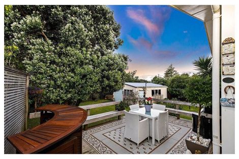 Photo of property in 2 Allington Road, Massey, Auckland, 0614