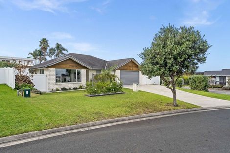 Photo of property in 25 Waitemata Drive, One Tree Point, 0118