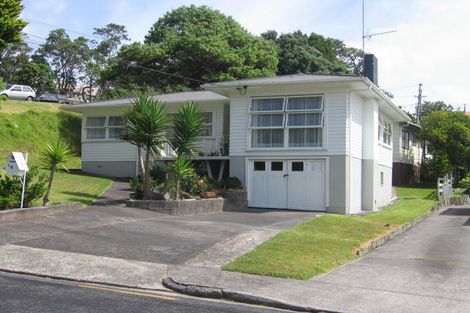 Photo of property in 1/2 Woodall Place, Totara Vale, Auckland, 0627