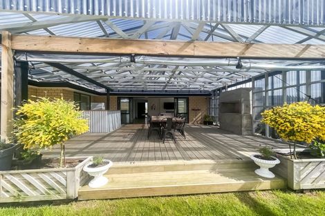 Photo of property in 17 Cyprus Place, Fitzherbert, Palmerston North, 4410