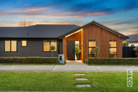 Photo of property in 21 Vogwill Road, Kumeu, 0810