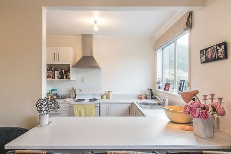 Photo of property in 1/20 Doris Gordon Crescent, Crofton Downs, Wellington, 6035