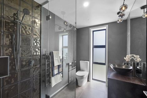 Photo of property in 2/11a Baring Terrace, Strandon, New Plymouth, 4312