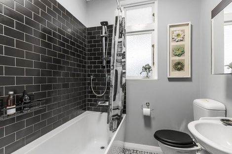 Photo of property in 19 Thorby Street, Northland, Wellington, 6012