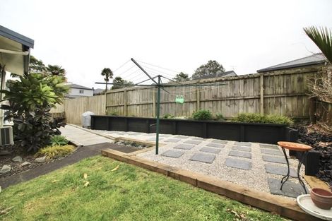 Photo of property in 8 Louise Place, West Harbour, Auckland, 0618