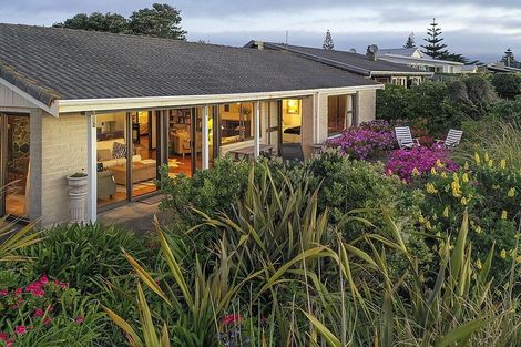 Photo of property in 43 Field Way, Waikanae Beach, Waikanae, 5036