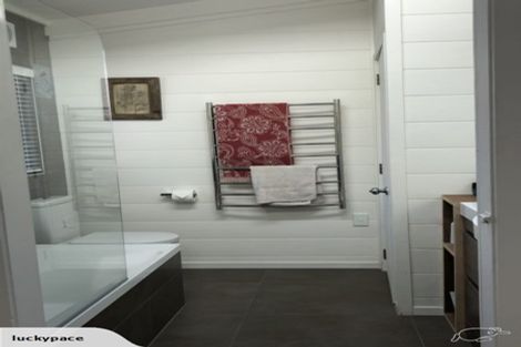 Photo of property in 2/99 Konini Road, Titirangi, Auckland, 0604