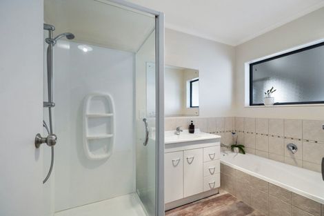 Photo of property in 8 Sunshine Place, Kelvin Grove, Palmerston North, 4414
