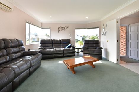 Photo of property in 1 Lakeside Drive, Orewa, 0931