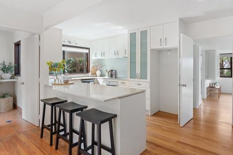 Photo of property in 33 Woodlands Crescent, Browns Bay, Auckland, 0630