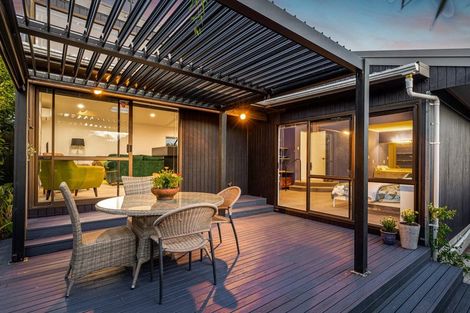 Photo of property in 8 Gregg Place, Sunnyvale, Auckland, 0612