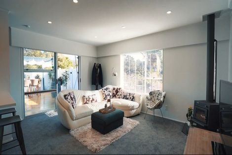 Photo of property in 2/9 Paruru Avenue, Northcote, Auckland, 0627
