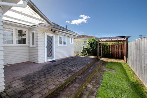Photo of property in 16 Oxford Street, Fairfield, Hamilton, 3214