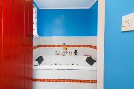 Photo of property in 7 Exeter Crescent, Takaro, Palmerston North, 4412